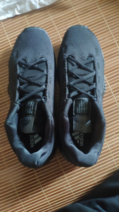 品牌型号 :阿迪达斯全新运动鞋 FW09...