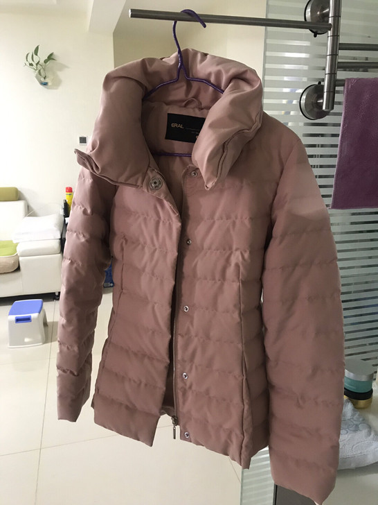 艾莱依粉色女式羽绒服 不耐脏 买来穿了一次...