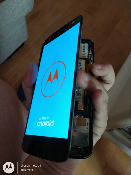 摩托罗拉moto z2force屏幕总存