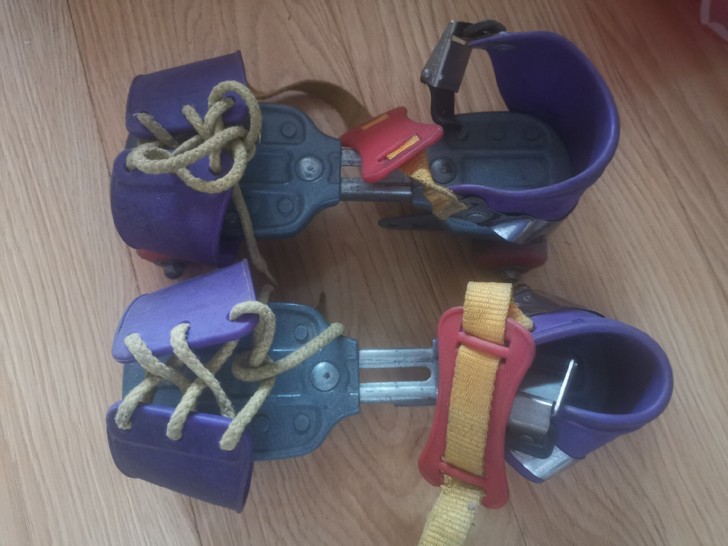 小时候的旱冰鞋，双排四轮，可调整成单排四轮...