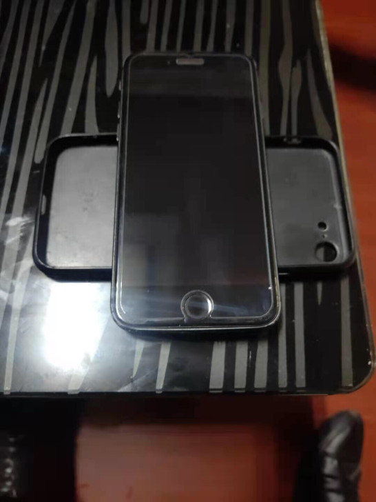 苹果8 国行 64G 边缘有磨损 换了12...