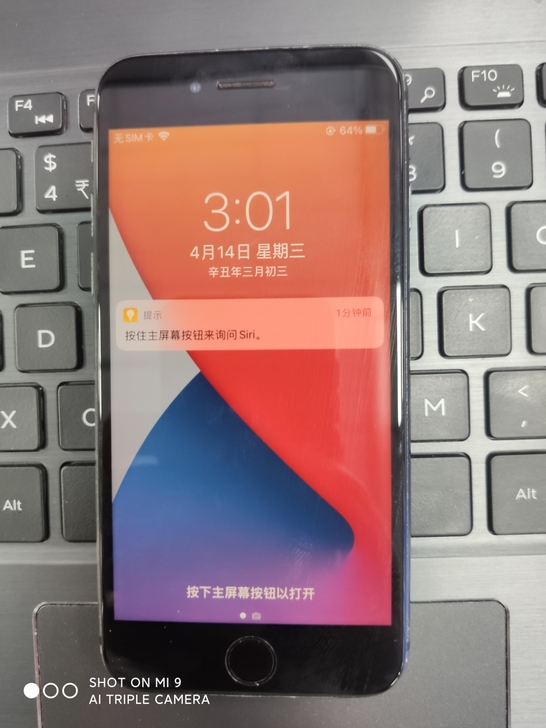 苹果8黑灰色，成色一半， 900换过电池后...