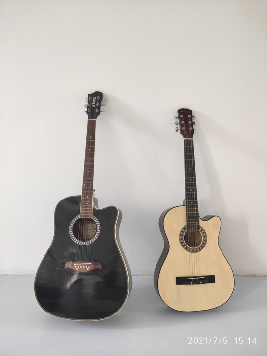 出两个吉他如图，有袋子