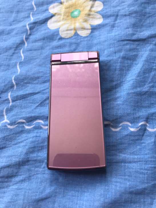 au byKDDI 手机，手机是夏普SH0...