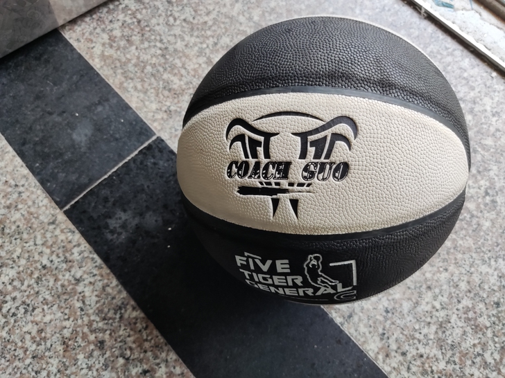 网红五虎上将标准篮球性价比很高。七号35包...