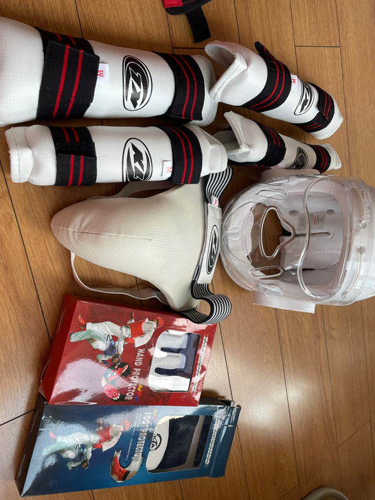 跆拳道护具 新旧如图，没穿过一两次，就是放...