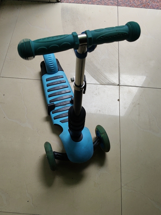 滑板车9成新,现低价在出售不退换,限同城自取