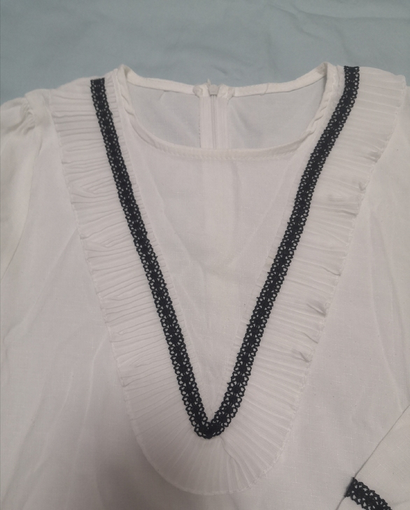 学院风白色棉质衬衫，时尚淑女风，领口配纱织...