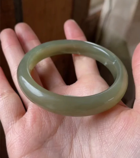 51圈口和田玉湖水绿手镯 宽10.6厚7....