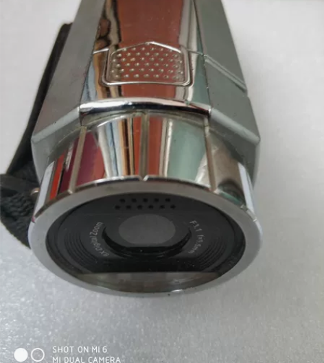 锐银牌摄像机，4节7号电池，可以插大卡，没...