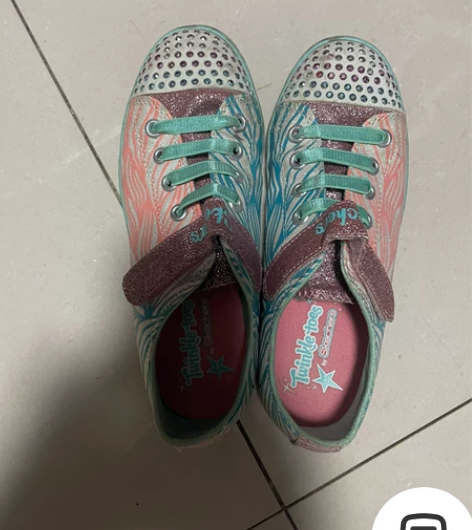 斯凯奇女童32码亮灯鞋,到目前为主灯还能亮...