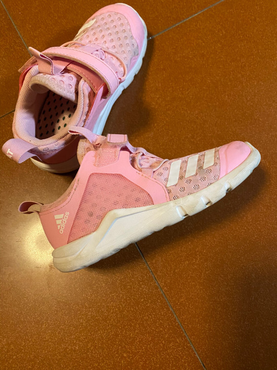 adidas 春夏透气运动鞋