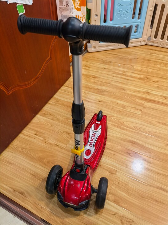 滑板车,9成新,可折叠,轮子会发光,标牌价...