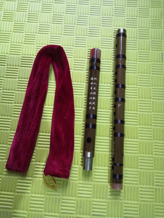 全新双节笛子F调，材质：苦竹、配红绒布袋子...