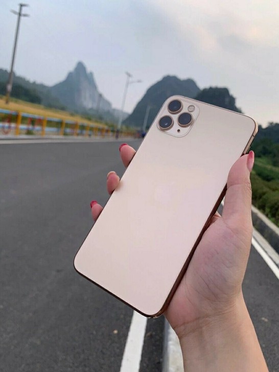 女生自用苹果11proMax 98新