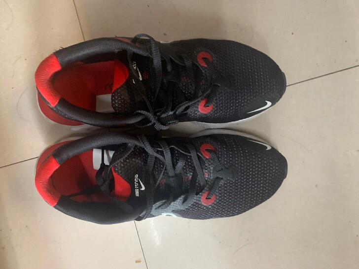 Nike Renew run 黑红 男女同...