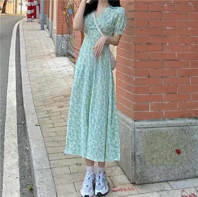 V领泡泡袖碎花连衣裙女夏季201新款茶歇法...