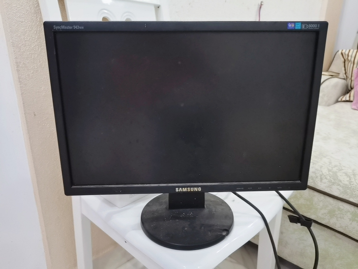 三星电脑显示器，买了有八九年，宏图三胞品牌...
