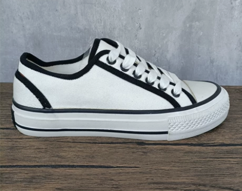 骆驼女士帆布板鞋，仅有尺码36码，全新正品...