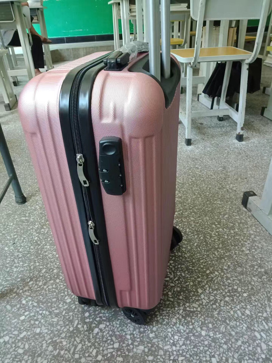全新万向轮拉杆箱20寸登机箱。质量很好，朋...