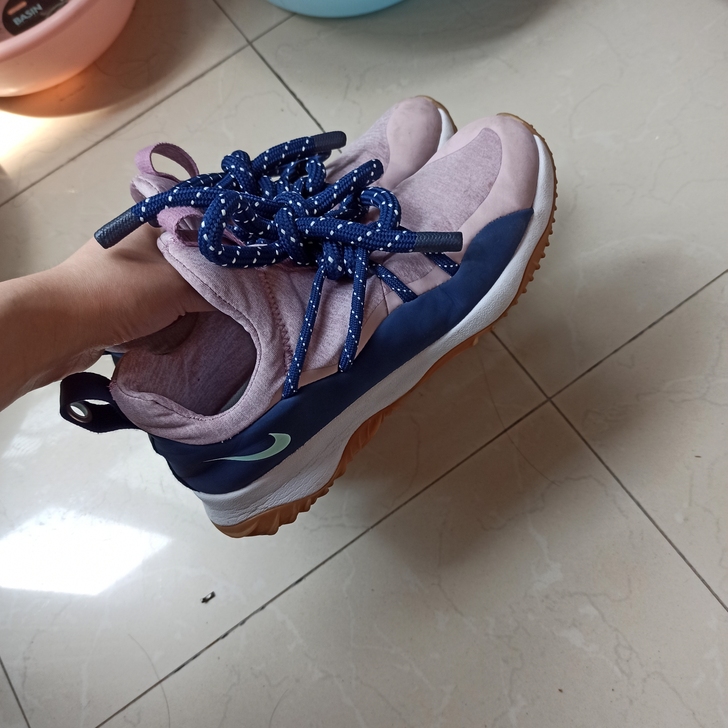 Nike运动休闲跑步女鞋 38码，在学校跑...