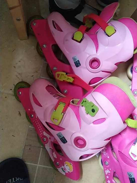 转迪卡侬溜冰鞋，32~34，原价279，转...