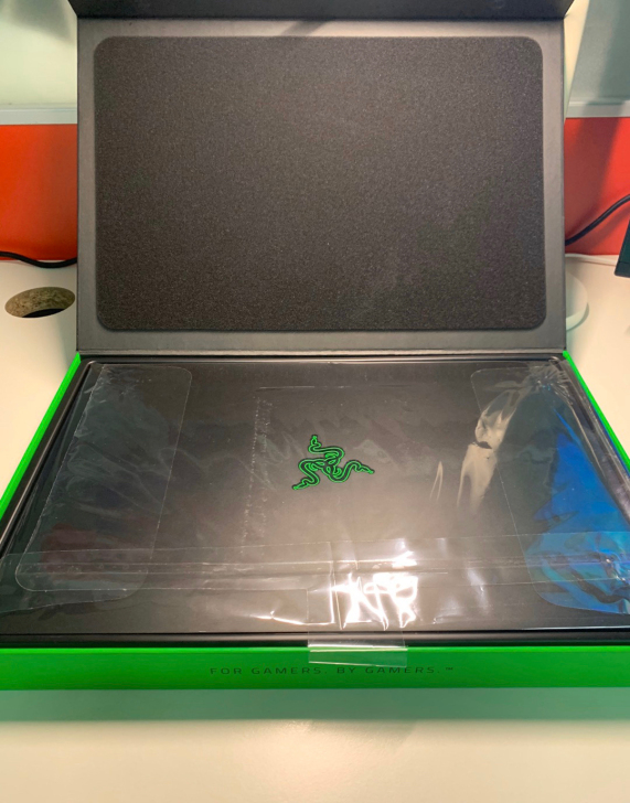 雷蛇灵刃15 精英版 顶配4k触摸屏