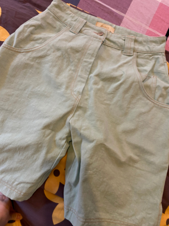 这条裤子是我飞行员的弟弟在韩国给我买的，我...