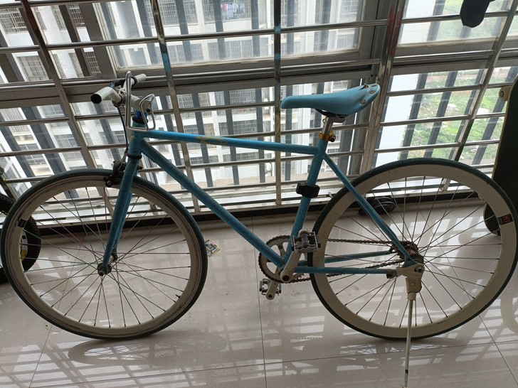 死飞自行车，可以正常骑行，前轮空心胎（已爆...