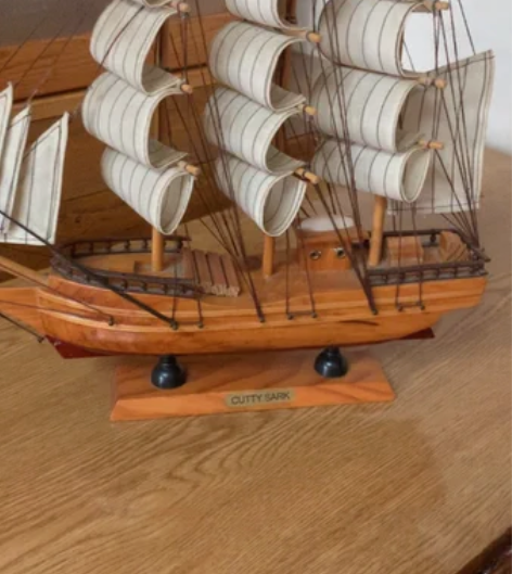 实木质木制帆船，完好无破损，帆少有点灰，喜...