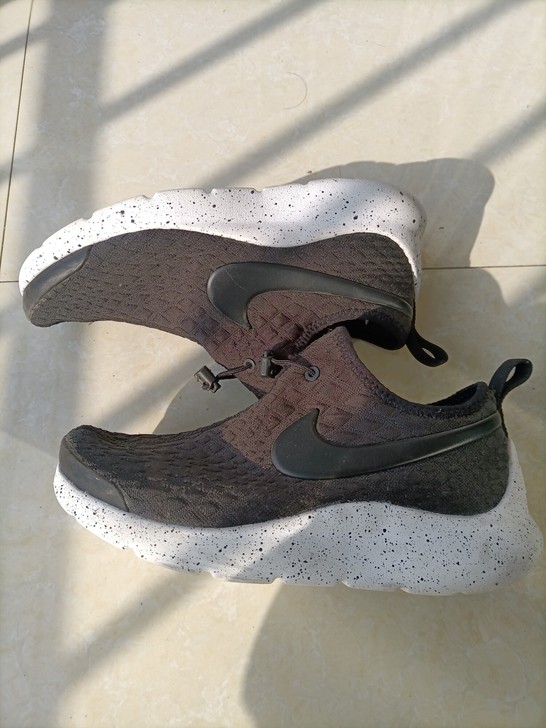 八成新 耐克 NIKE 编织款 运动鞋
