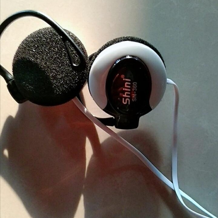 房租涨价手机店倒闭了，亏本转让一批挂耳式耳...