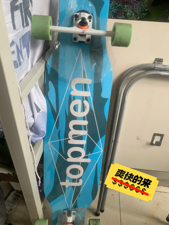 闲置滑板，99新，就玩过一次，包装膜还没揭...