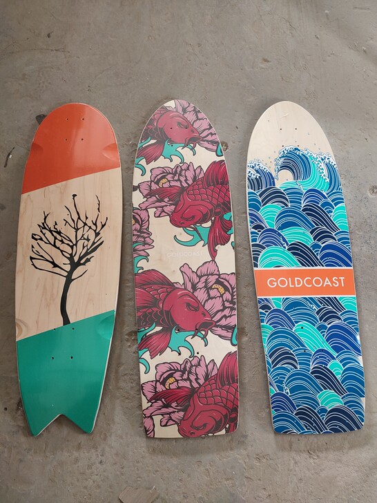 陆地冲浪滑板板面圆润顺滑，经典燕尾板型