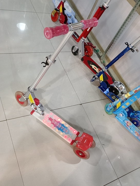 特价出小丽明滑板车一个，样品，有点旧，没用...