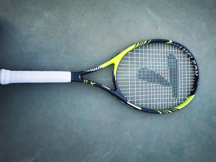 网球拍一副