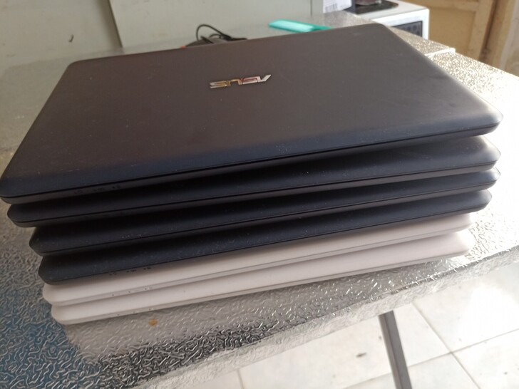 华硕笔记本有什台了型号是E200H外观非常...