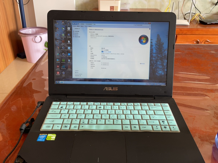 华硕笔记本电脑，好像是14寸的。15年还是...