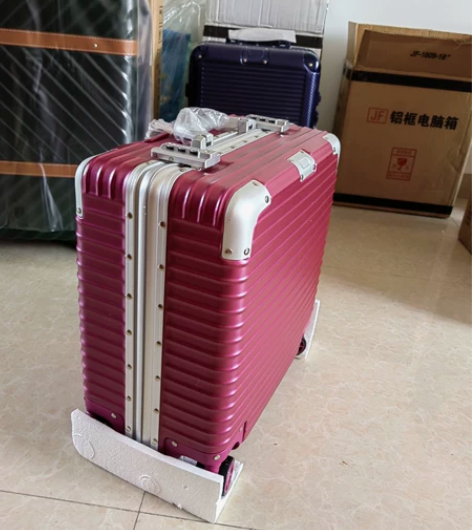 18寸玫红色铝框电脑箱,海关锁+静音轮,包...