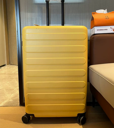 90分 28寸明黄色旅行箱，超正的黄色，很...
