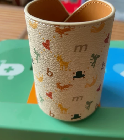 不莱玫品牌笔筒 买包送的。自己留着没什么用...