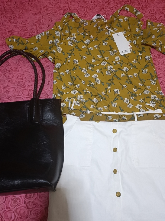 衣服裙子全新，包包卖出去了