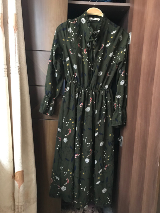 墨绿色碎花长裙 颜色非常正 上身效果很好～