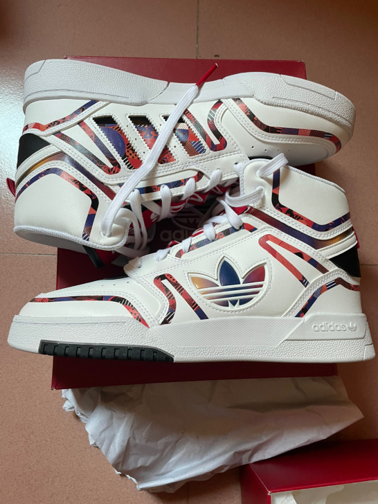 出一对adidas鞋，Drop Step ...