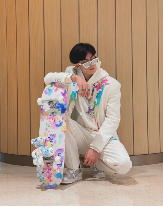 水彩涂鸦滑板真心喜欢。太帅了