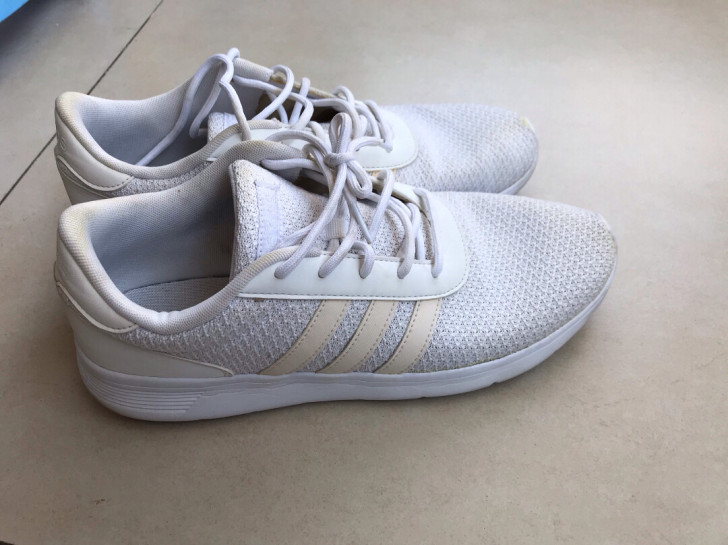 阿迪达斯运动鞋44.5码品如图没有破损