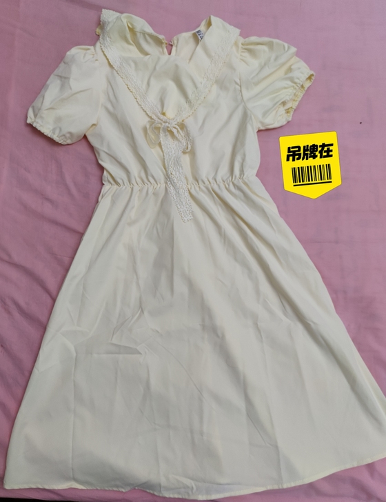 全新连衣裙,泡泡袖米黄色,仅试穿,质量好无...