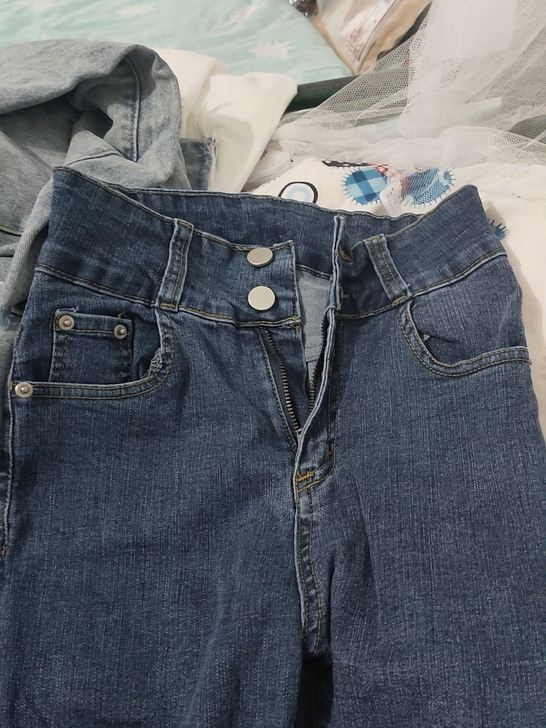 高腰深蓝色牛仔裤