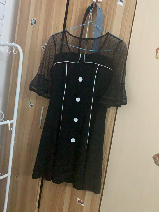 黑色短裙九成新，买的时候两百多的，质量很好...