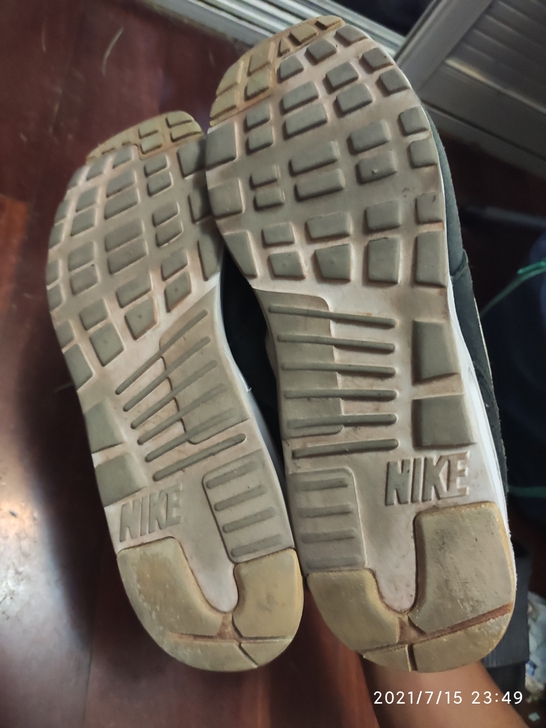 耐克airMax跑步鞋，44码，鞋面因皮质...